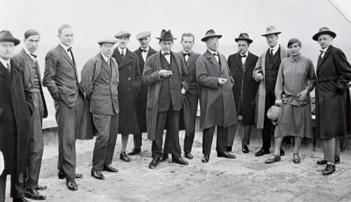 Преподаватели Баухауса на крыше школы в Веймаре. 1920 год